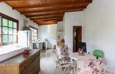 Imagem: A casa possui 3 Dormitórios, 2 Banheiros, 3 Vagas na garagem