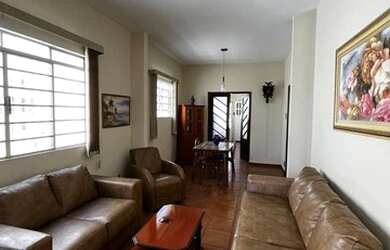 Imagem: A casa possui 4 Dormitórios, 3 Banheiros, 1 Vaga na garagem