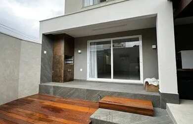 Imagem: A casa possui 3 Dormitórios, 3 Banheiros, 2 Vagas na garagem