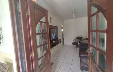 Imagem: A casa possui 3 Dormitórios, 2 Banheiros, 1 Vaga na garagem