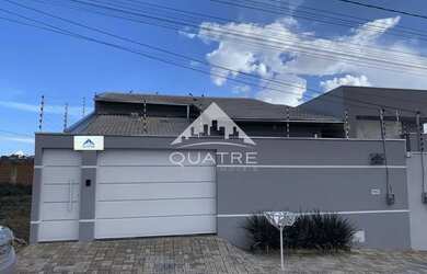 Imagem: A casa possui 3 Dormitórios, 2 Banheiros, 2 Vagas na garagem