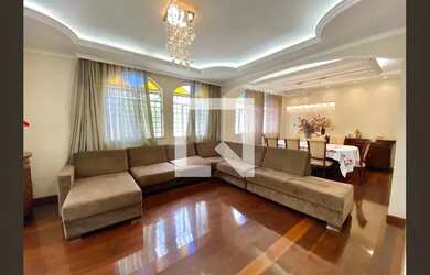 Imagem: A casa à venda possui 5 Dormitórios, 3 Banheiros, 2 Vagas