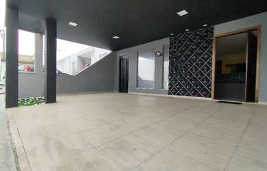 Imagem: A casa possui 3 Dormitórios, 2 Banheiros, 2 Vagas na garagem