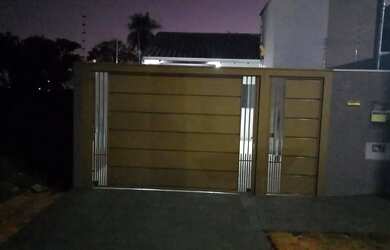 Imagem: A casa possui 2 Dormitórios, 2 Banheiros, 2 Vagas na garagem