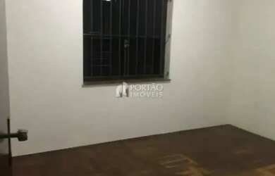 Imagem: A casa possui 4 Dormitórios, 3 Banheiros, 1 Vaga na garagem