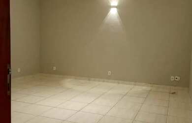 Imagem: A casa possui 3 Dormitórios, 2 Banheiros, 3 Vagas na garagem