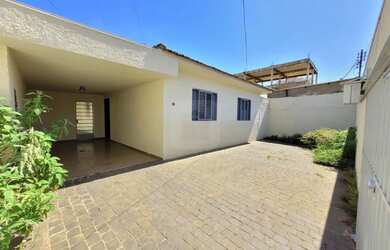 Imagem: A casa possui 3 Dormitórios, 2 Banheiros, 3 Vagas na garagem