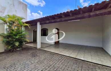 Imagem: A casa possui 3 Dormitórios, 3 Banheiros, 2 Vagas na garagem