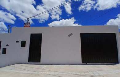 Imagem: A casa possui 3 Dormitórios, 2 Banheiros, 2 Vagas na garagem