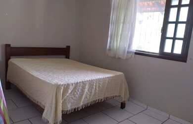 Imagem: A casa possui 3 Dormitórios, 1 Banheiro, 1 Vaga na garagem