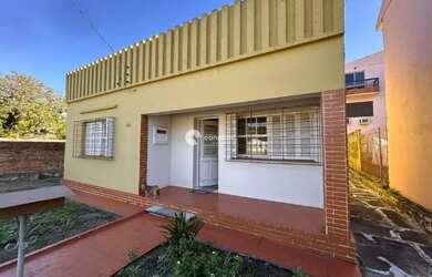 Imagem: A casa possui 3 Dormitórios, 1 Banheiro, 218m² de Área e