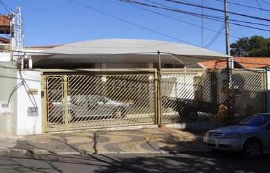 Imagem: A casa possui 4 Dormitórios, 2 Banheiros, 5 Vagas na garagem