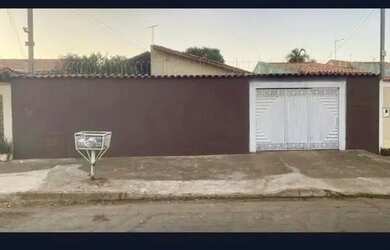 Imagem: A casa possui 5 Dormitórios, 3 Banheiros, 4 Vagas na garagem