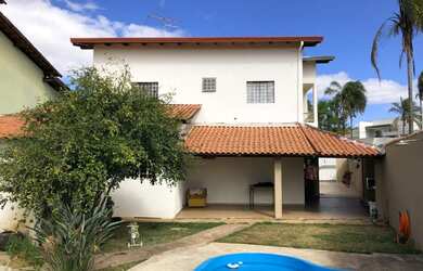 Imagem: A casa em condomínio possui 5 Dormitórios, 5 Banheiros, 2