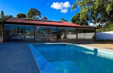 Imagem: A casa possui 4 Dormitórios, 3 Banheiros, 5 Vagas na garagem