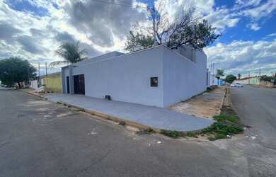 Imagem: A casa possui 3 Dormitórios, 2 Banheiros, 3 Vagas na garagem