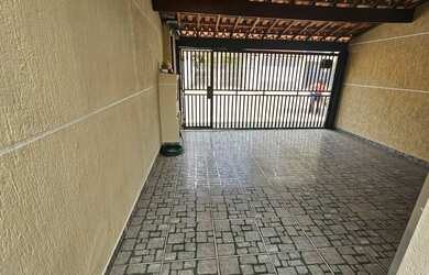 Imagem: A casa possui 3 Dormitórios, 2 Banheiros, 2 Vagas na garagem