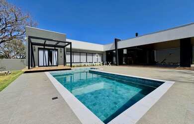 Imagem: A casa possui 3 Dormitórios, 1 Banheiro, 4 Vagas na garagem