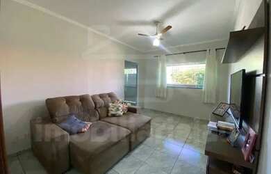 Imagem: A casa possui 2 Dormitórios, 1 Banheiro, 3 Vagas na garagem