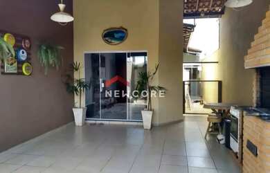 Imagem: A casa possui 3 Dormitórios, 2 Banheiros, 2 Vagas na garagem