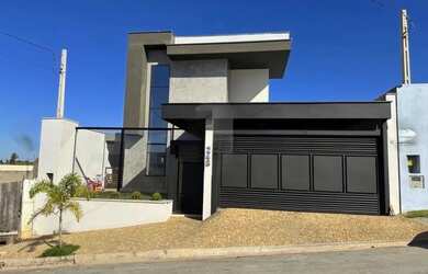 Imagem: A casa possui 3 Dormitórios, 5 Banheiros, 2 Vagas na garagem