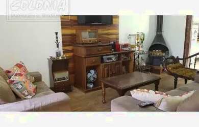 Imagem: A casa possui 3 Dormitórios, 3 Banheiros, 4 Vagas na garagem