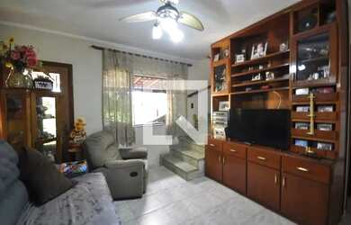 Imagem: A casa possui 3 Dormitórios, 3 Banheiros, 4 Vagas na garagem