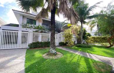 Imagem: A casa em condomínio possui 4 Dormitórios, 4 Banheiros, 4