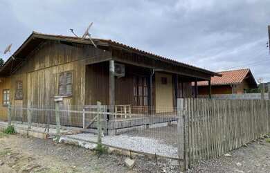 Imagem: A casa possui 4 Dormitórios, 2 Banheiros e está localizado
