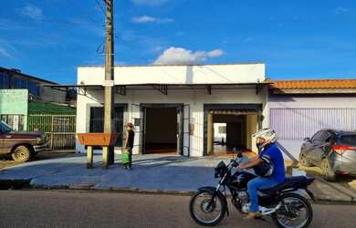 Imagem: A casa possui 2 Dormitórios, 2 Banheiros, 3 Vagas na garagem