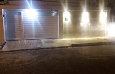 Imagem: A casa possui 3 Dormitórios, 2 Banheiros, 4 Vagas na garagem
