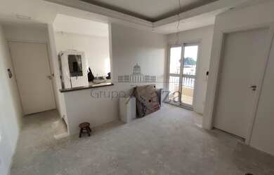 Imagem: O apartamento possui 2 Dormitórios, 1 Banheiro, 1 Vaga na garagem