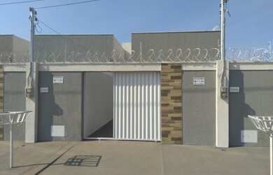 Imagem: A casa possui 3 Dormitórios, 2 Banheiros, 2 Vagas na garagem