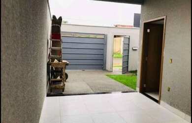 Imagem: A casa possui 2 Dormitórios, 2 Banheiros, 2 Vagas na garagem