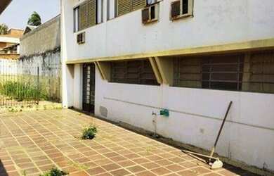 Imagem: A casa possui 3 Dormitórios, 2 Banheiros, 4 Vagas na garagem