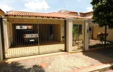 Imagem: A casa possui 2 Dormitórios, 1 Banheiro, 2 Vagas na garagem