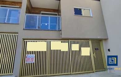 Imagem: A casa possui 3 Dormitórios, 2 Banheiros, 2 Vagas na garagem