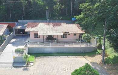 Imagem: A casa possui 3 Dormitórios, 2 Banheiros, 4 Vagas na garagem