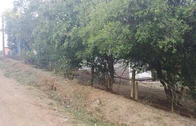 Imagem 3: Casa com terreno grande. 400m² de Área, 2 Vagas na garageme2 Dormitórios