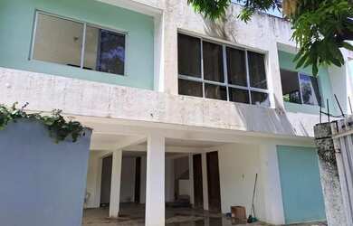 Imagem: A casa possui 4 Dormitórios, 2 Banheiros, 360m² de Área e