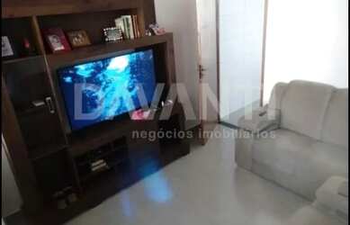 Imagem: A casa possui 3 Dormitórios, 2 Banheiros, 2 Vagas na garagem