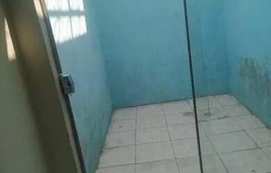 Imagem: A casa possui 3 Dormitórios, 1 Banheiro, 2 Vagas na garagem