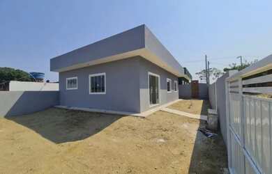 Imagem: A casa possui 3 Dormitórios, 2 Banheiros, 4 Vagas na garagem