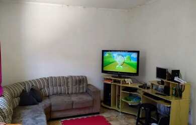 Imagem: A casa e possui 1 Dormitório, Suítes, 1 Banheiro, 2 Vagas