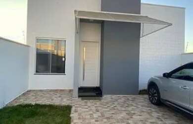 Imagem: A casa possui 3 Dormitórios, 2 Banheiros, 2 Vagas na garagem