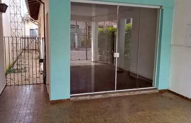 Imagem: A casa possui 4 Dormitórios, 3 Banheiros, 3 Vagas na garagem