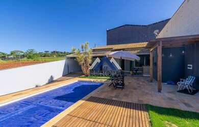 Imagem: A casa possui 3 Dormitórios, 3 Banheiros, 4 Vagas na garagem