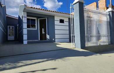 Imagem: A casa possui 3 Dormitórios, 2 Banheiros, 2 Vagas na garagem