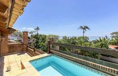 Imagem: A casa em condomínio possui 4 Dormitórios, 2 Banheiros, 2