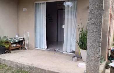 Imagem: A casa possui 2 Dormitórios, 2 Banheiros, 2 Vagas na garagem